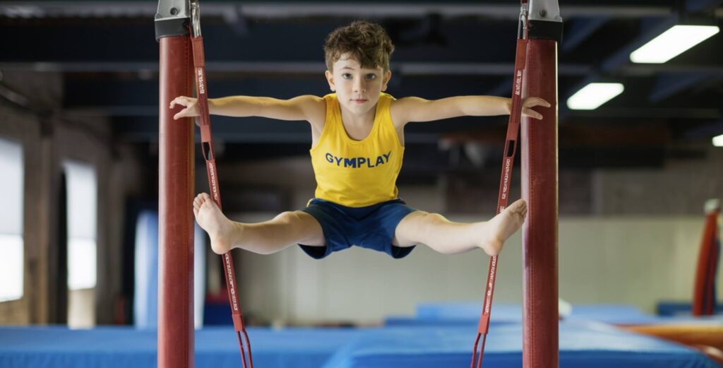 Dreng træner gymnastik på sin airtrack